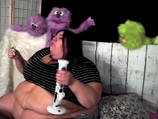 Leighton Rose, Vanessa Lux Watch Out For The Munchies A
