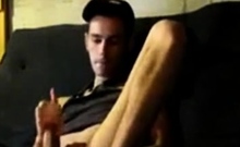 Amateur Twink Bates Masturbating